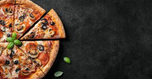 Une pizza napolitaine avec des ingrédients frais et de qualité, tels que de la mozzarella, des tomates cerises et du basilic.