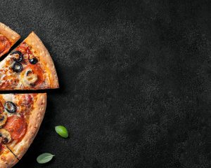 Une pizza napolitaine avec des ingrédients frais et de qualité, tels que de la mozzarella, des tomates cerises et du basilic.
