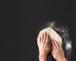 une bonne pâte à pizza confectionner par les mains d'un pizzaiolo